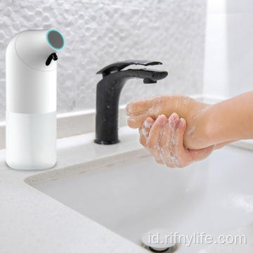 dispenser sabun yang dipasang di dinding